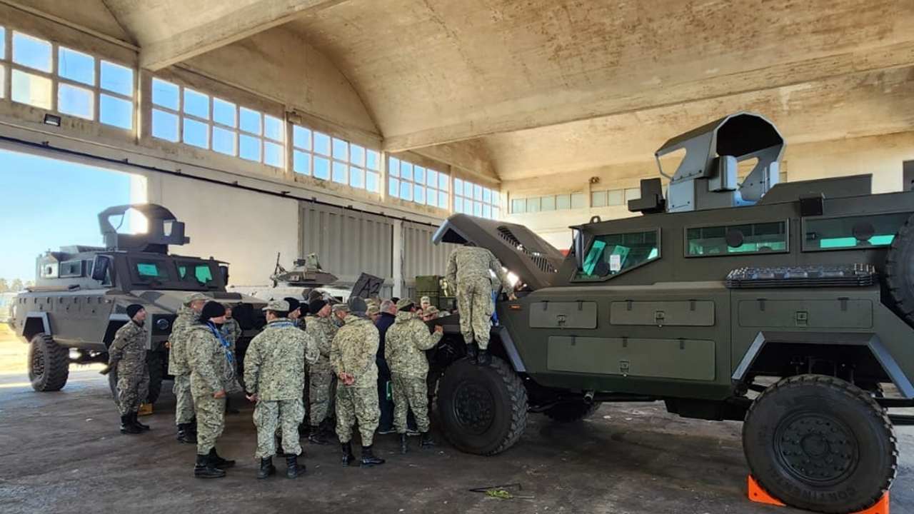 Unidades de transporte blindado del Ejército Nacional estacionadas antes del debate sobre los blindados Mamba en Uruguay.