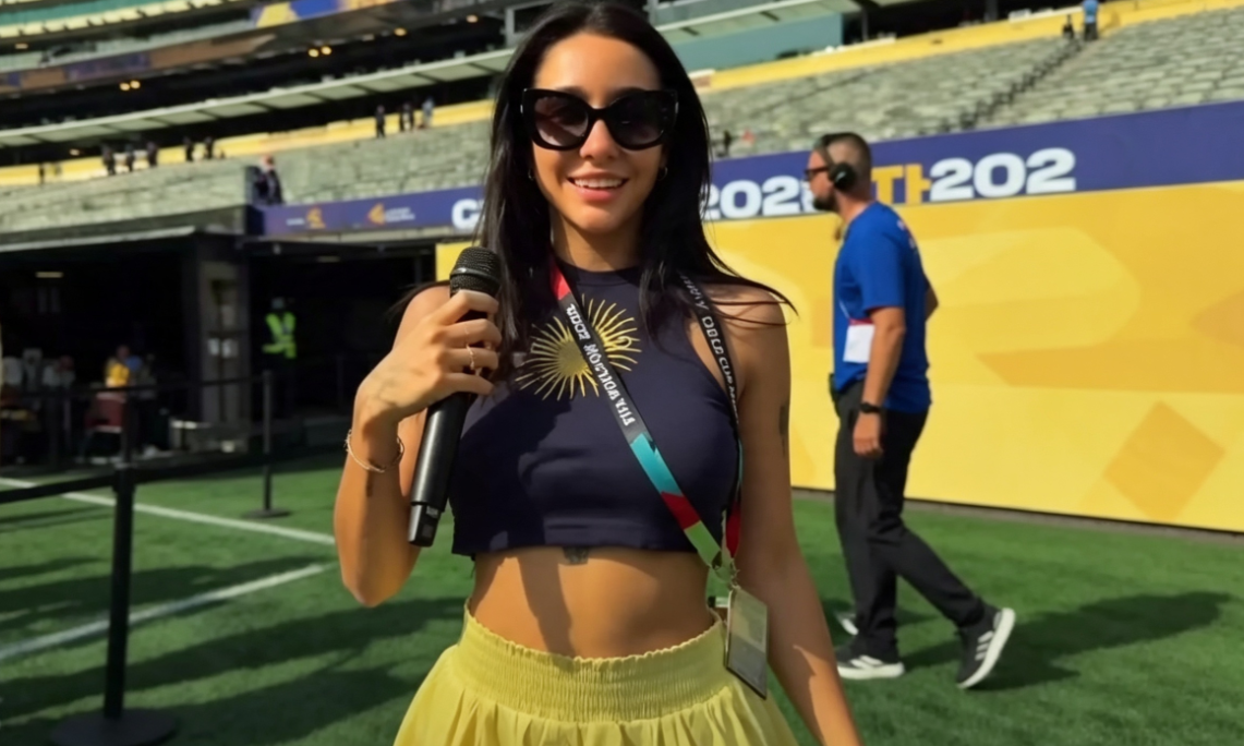 María Becerra en la final del Mundial 2026 ensayando sobre el escenario del estadio MetLife.
