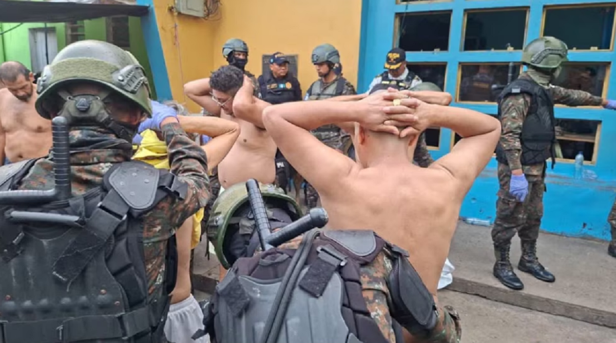 Agentes de seguridad de Guatemala intervienen tras el motin en la carcel de puerto barrios