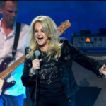 Retrato de la cantante galesa que marca la noticia de que murió Bonnie Tyler a los 75 años de edad