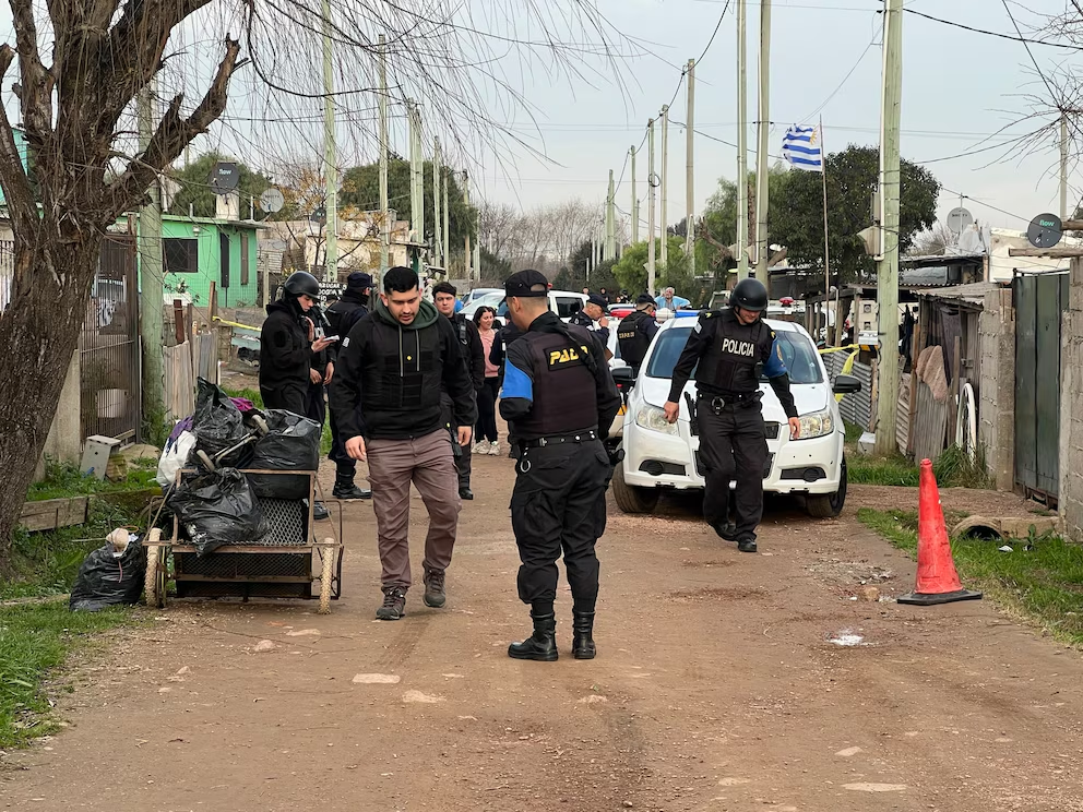 Efectivos policiales custodiando una zona acordonada tras la oleada de violencia en Uruguay.