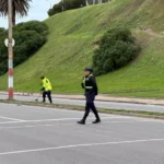 Despliegue de móviles policiales y peritos en la zona costera durante la investigación por el crimen de un niño en las Canteras del Parque Rodó.