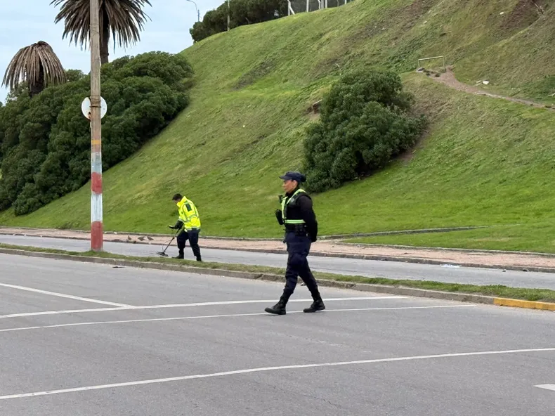 Despliegue de móviles policiales y peritos en la zona costera durante la investigación por el crimen de un niño en las Canteras del Parque Rodó.