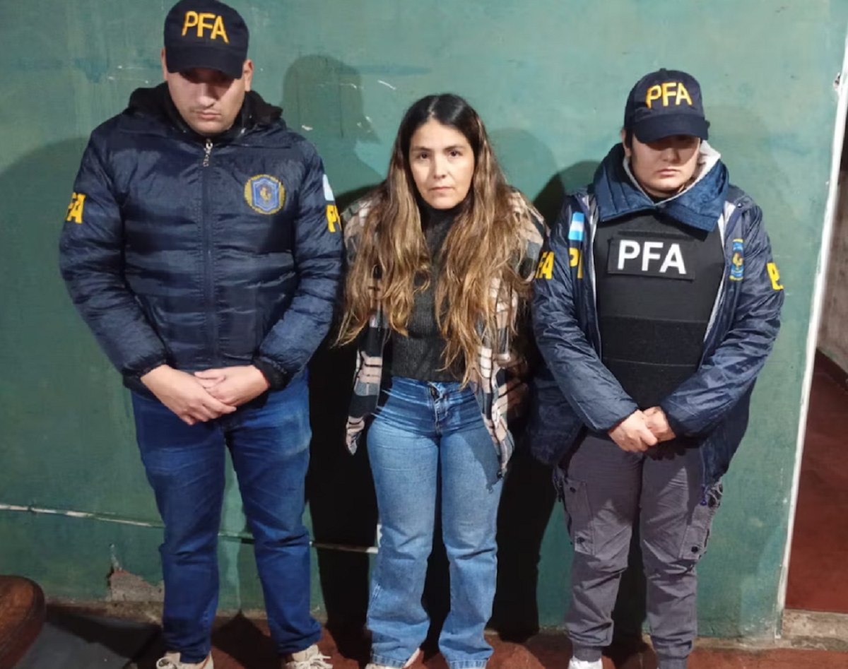 Efectivos federales custodian el traslado de la ex policía detenida por reclutar mercenarios durante un operativo judicial.