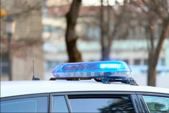 Efectivos de la Jefatura de Policía de Montevideo resguardan el traslado tras la aparición de Luzmila Sobrera.