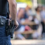 Efectivos policiales en operativo de emergencia en Salto mientras policías salvaron a un niño durante el temporal en Salto.