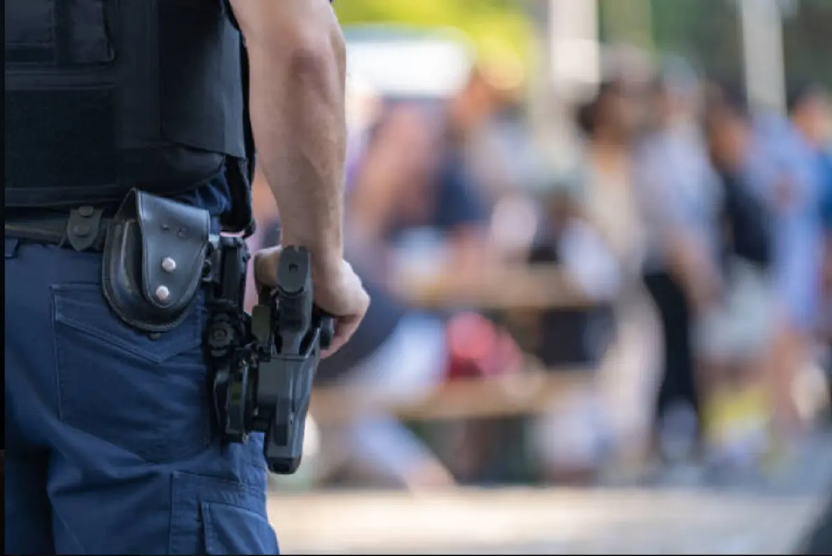 Efectivos policiales en operativo de emergencia en Salto mientras policías salvaron a un niño durante el temporal en Salto.