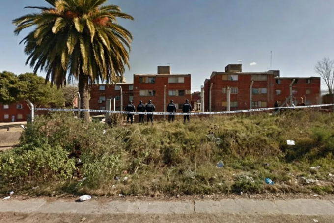Efectivos policiales trabajan en la zona del Cerrito donde una adolescente de 13 años mató a su abuela.