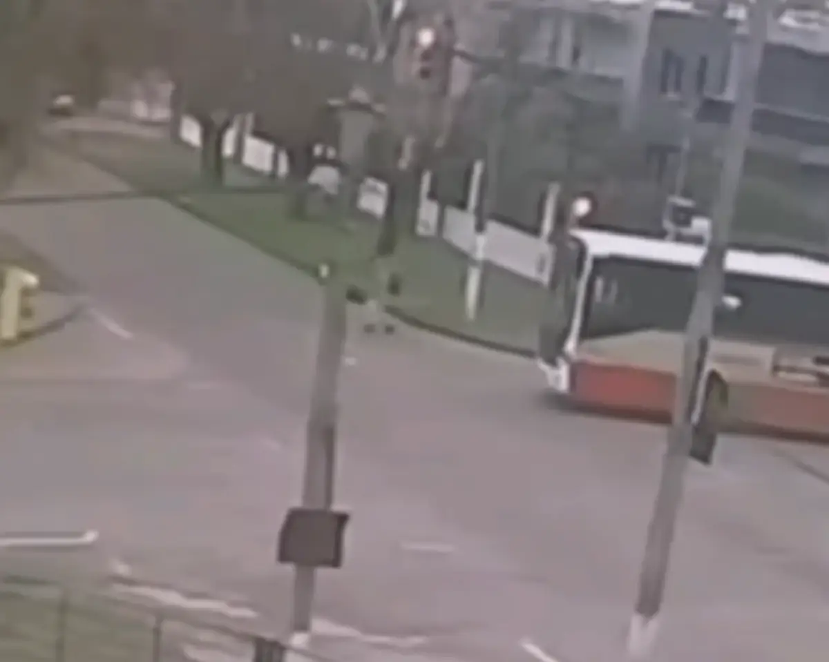 Efectivos policiales y ambulancia en el lugar donde un ómnibus atropelló a una mujer en Punta Gorda.