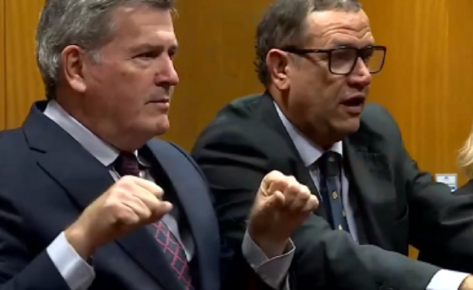 Sebastián Da Silva y Pedro Bordaberry haciendo el remo vikingo palacio legislativo