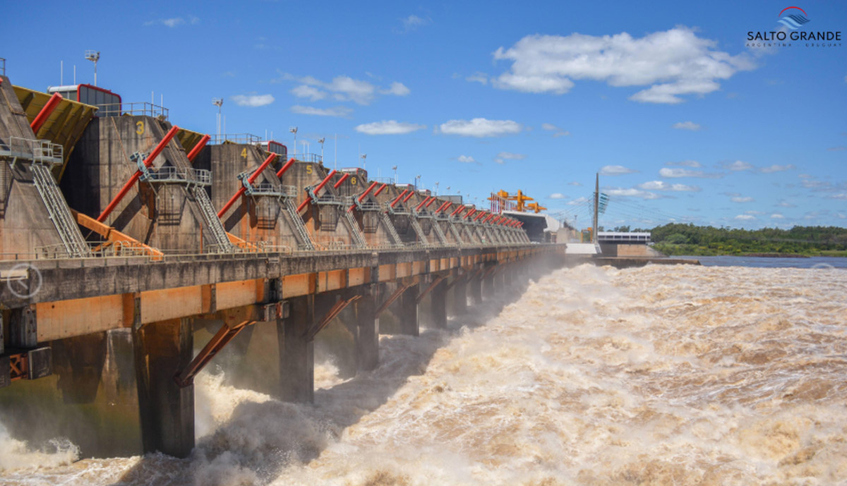 Vista panorámica del caudal del río tras el comunicado oficial donde Salto Grande alerta que el río Uruguay seguirá creciendo.