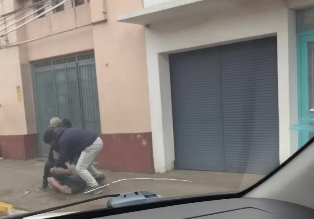 Efectivos policiales preservando la escena donde ocurrió la brutal agresión en Salto.