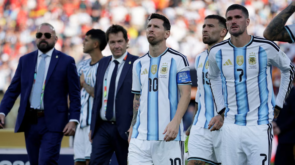 Integrantes de la Selección Argentina bajan del avión tras confirmar que la Selección Argentina vuelve al país.