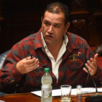 El senador Sebastián Da Silva analizando propuestas de seguridad