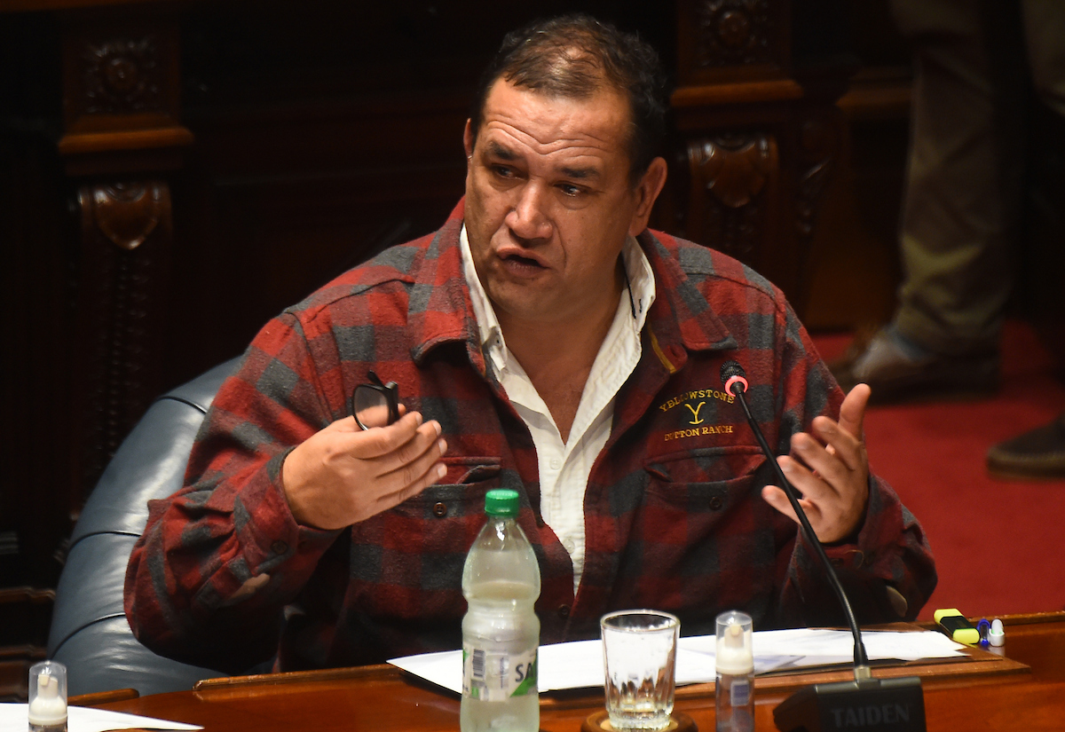 El senador Sebastián Da Silva analizando propuestas de seguridad