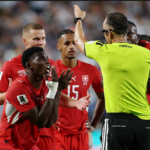 Polémica arbitral en el fútbol: la crisis de transparencia que perjudica al torneo 3 Jugador desconsolado tras una polémica arbitral en el fútbol que resultó en su expulsión.