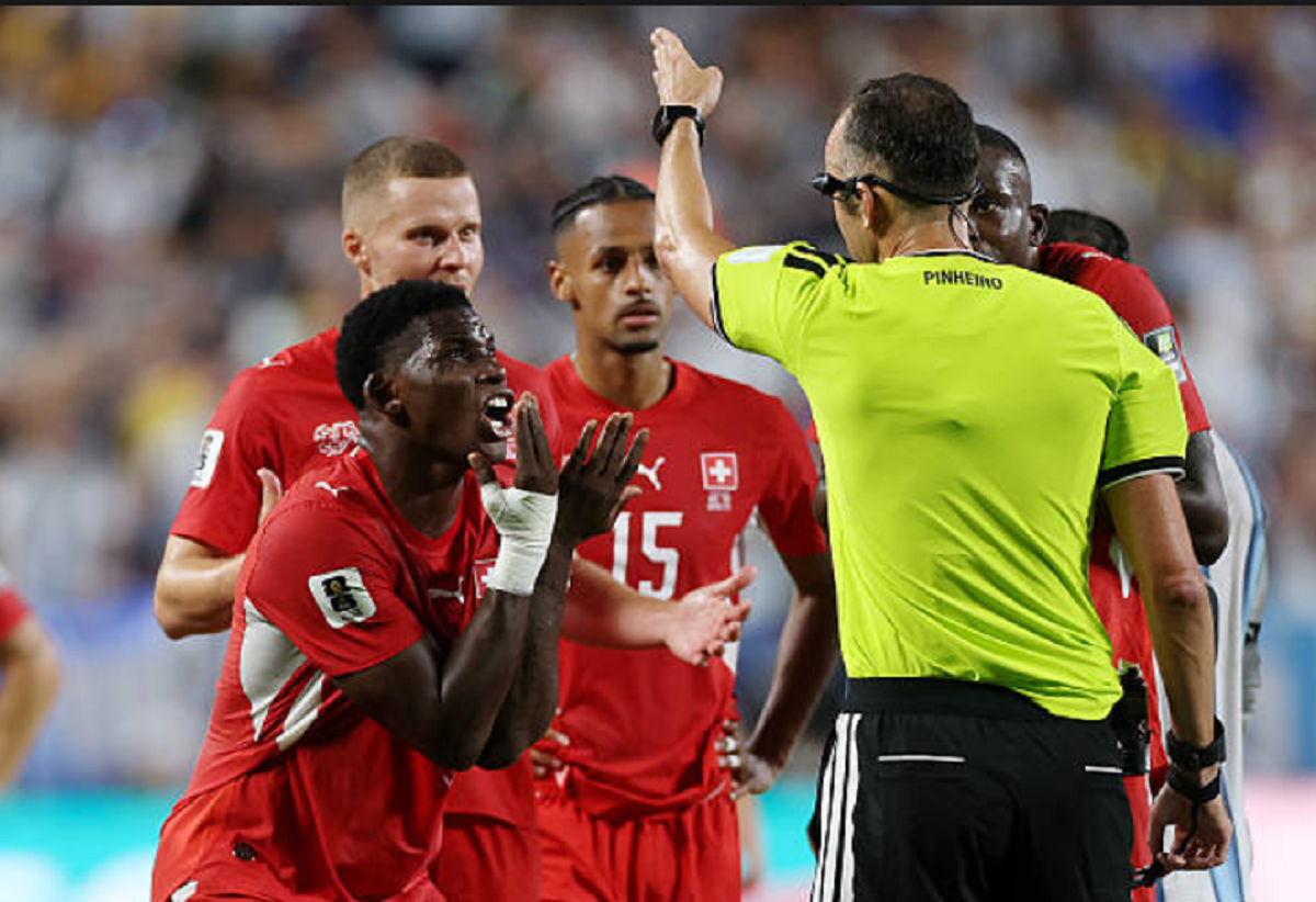 Polémica arbitral en el fútbol: la crisis de transparencia que perjudica al torneo 1 Jugador desconsolado tras una polémica arbitral en el fútbol que resultó en su expulsión.