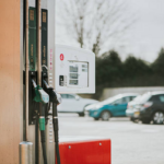 Manguera de surtidor cargando combustible en una estación de servicio.