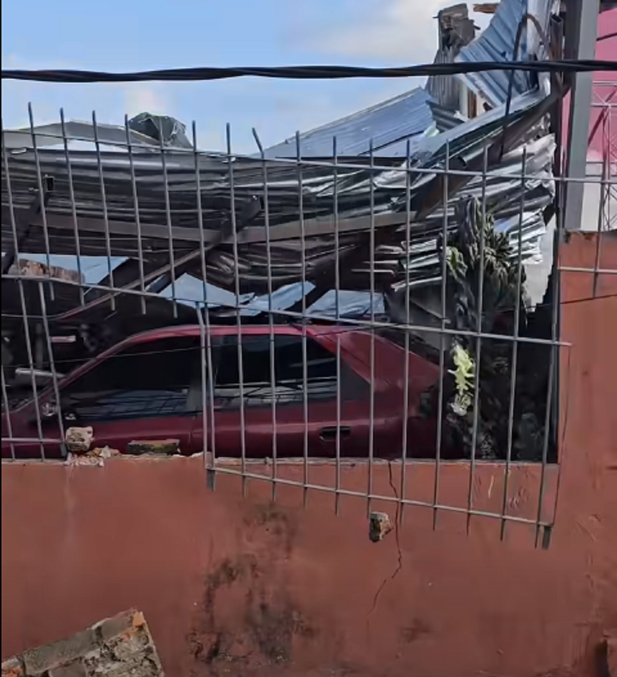 Casas destrozadas con pérdidas de techos debido al fuerte temporal en Salto con ráfagas intensas.