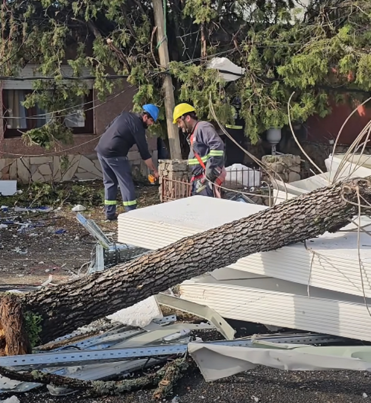 Casas dañadas con techos desprendidos debido al fuerte temporal en Salto con ráfagas de viento.