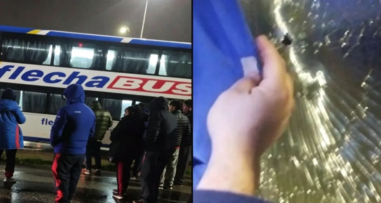 Efectivos de la policía inspeccionando el vehículo luego de que balearon un ómnibus con hinchas de Tigre.