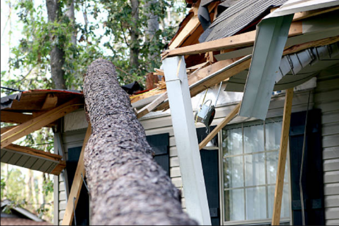 Vivienda afectada por la voladura de techo y daños estructurales tras el temporal en Tacuarembó.