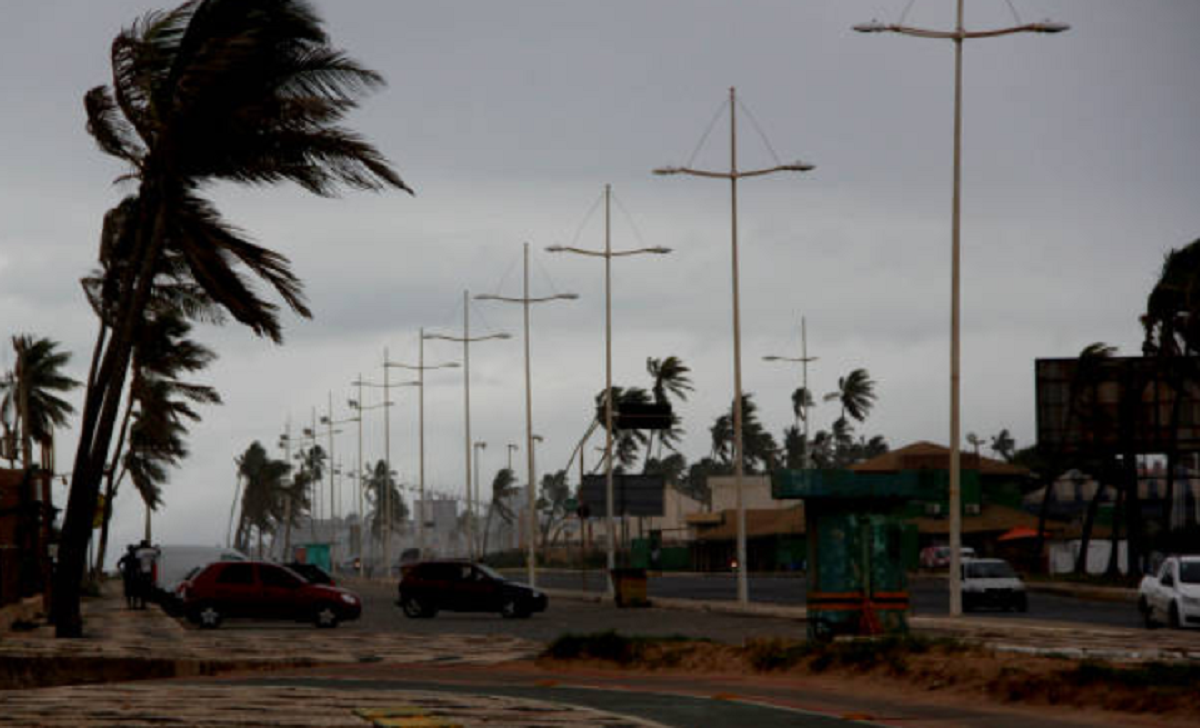 Enorme embudo del tornado en el sur de Brasil descendiendo sobre una zona rural de Rio Grande do Sul.