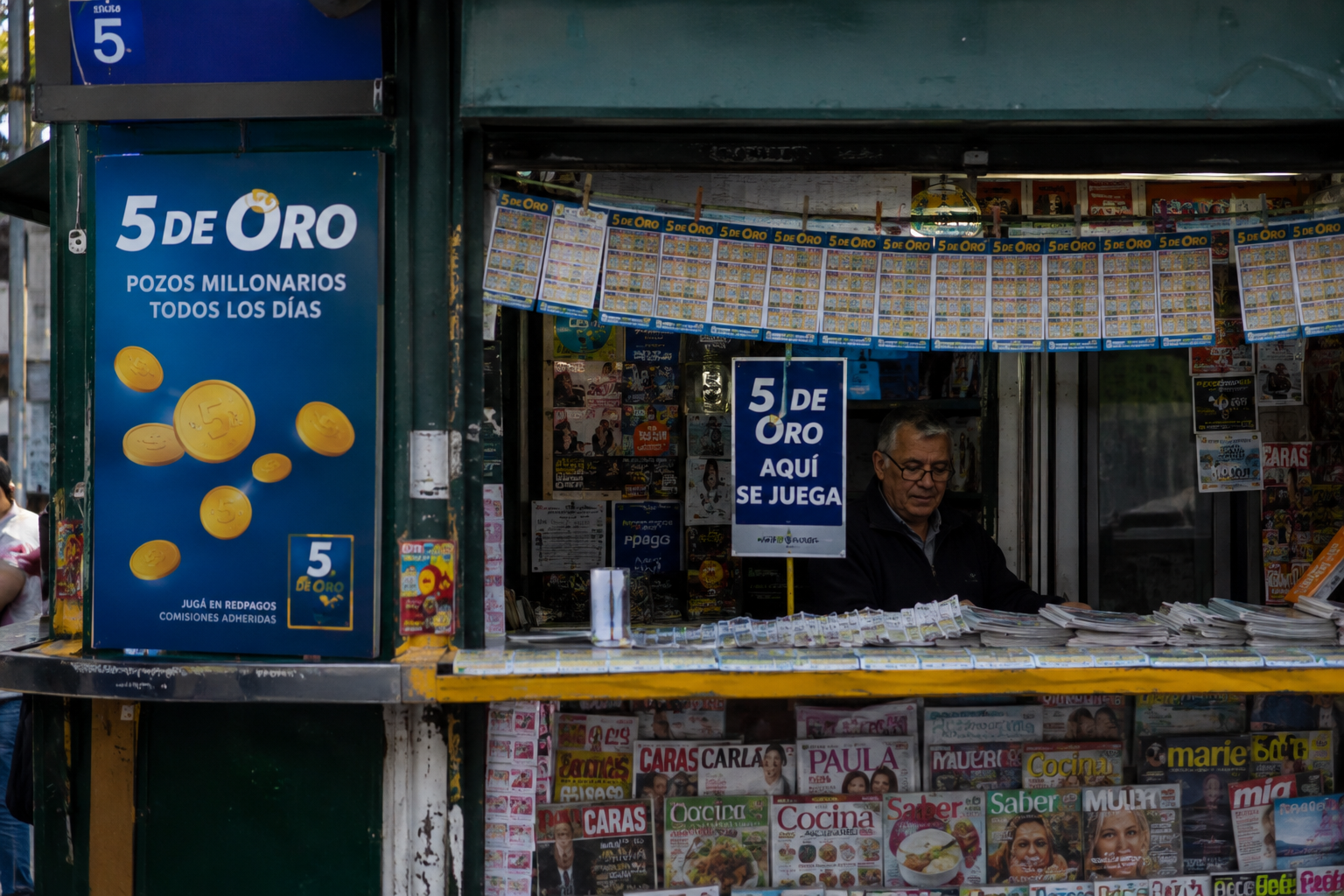 Billete oficial de lotería tras confirmarse que un apostador de Maldonado ganó el 5 de Oro