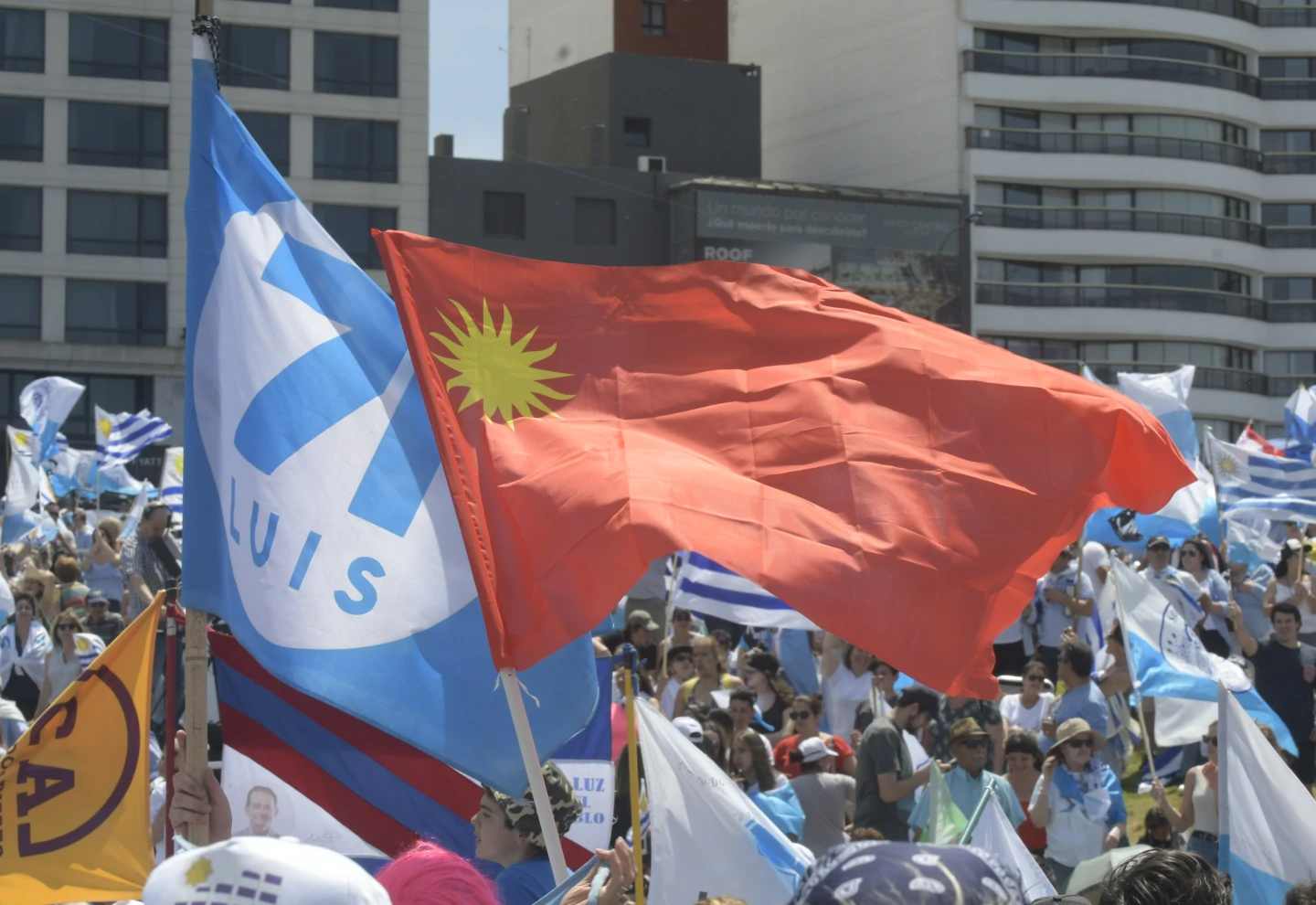 Fachada del Palacio Legislativo en un análisis crítico sobre los partidos tradicionales y la historia institucional de Uruguay.