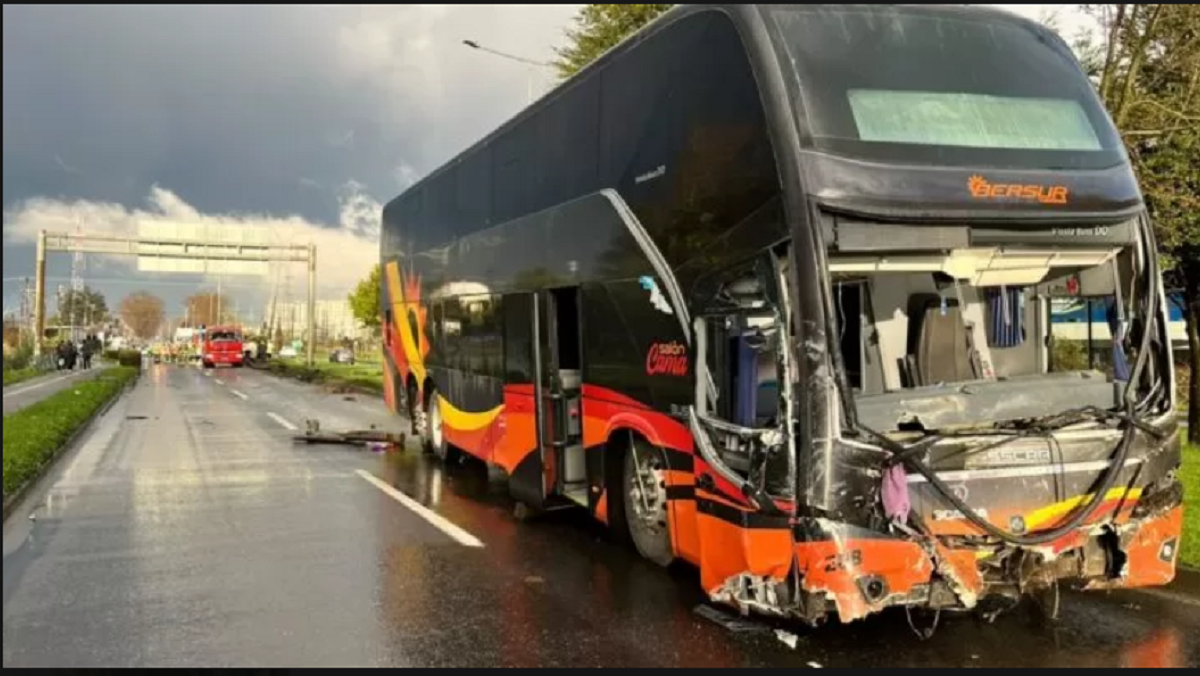 Una violenta colisión entre furgón y bus que trasladaba a jugadores juveniles de Deportes Temuco movilizó a emergencias en Chile.