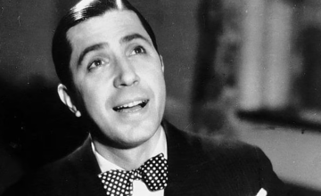 Carlos Gardel posando junto a sus compañeros de clase en el patio de la Escuela Elemental N.º 2 de la calle Libertad en Buenos Aires.