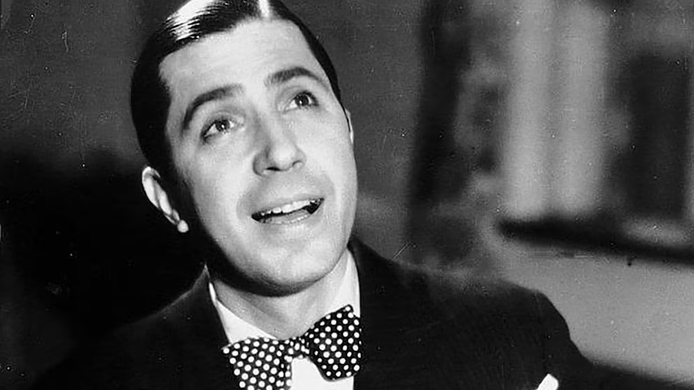 Carlos Gardel posando junto a sus compañeros de clase en el patio de la Escuela Elemental N.º 2 de la calle Libertad en Buenos Aires.