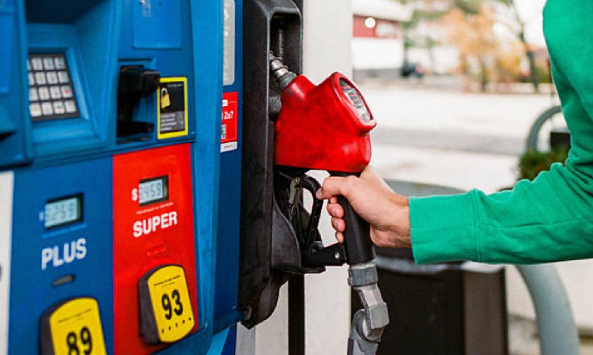 Surtidor de nafta dispensando combustible en una estación local.