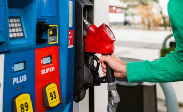 Surtidor de nafta dispensando combustible en una estación local.
