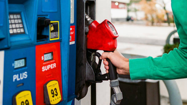 Surtidor de nafta dispensando combustible en una estación local.