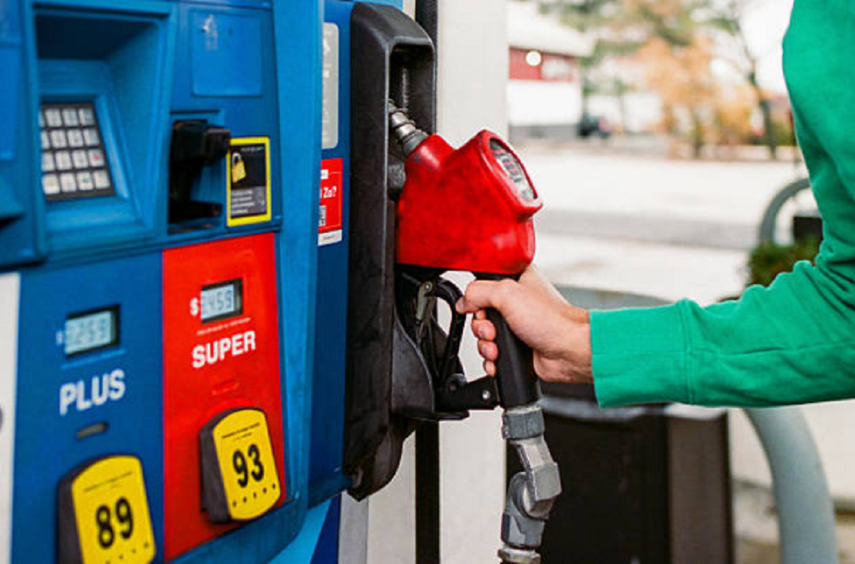 Surtidor de nafta dispensando combustible en una estación local.
