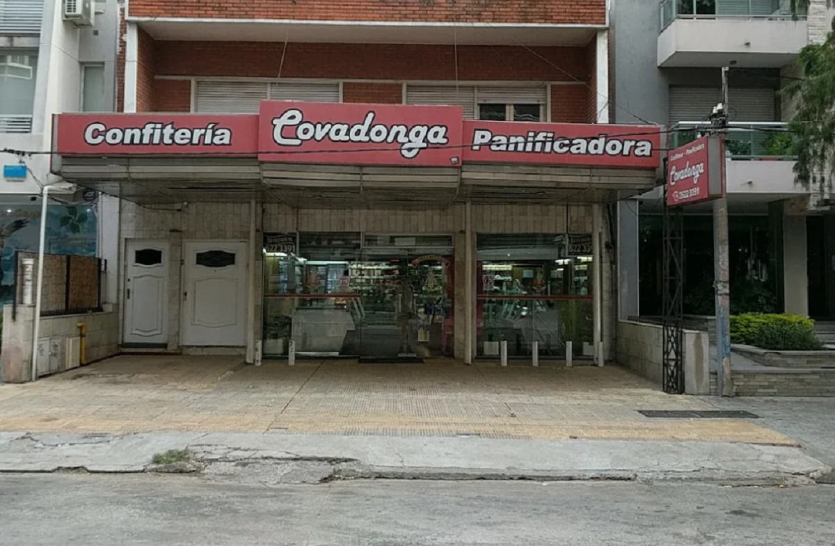 Cierra la panadería Covadonga en La Mondiola en la calle 26 de Marzo de Montevideo.