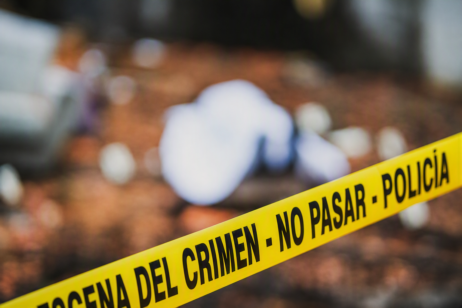 Patrullero policial frente a la escena donde un hombre fue asesinado en Paso de la Arena