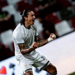 Darwin Núñez celebra uno de sus goles con la camiseta de Diriyah ante Al-Ettifaq.
