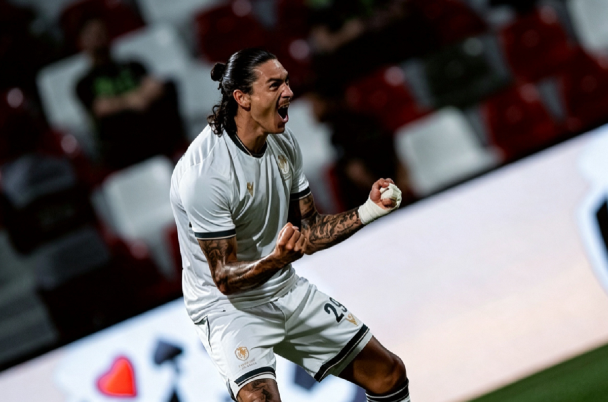 Darwin Núñez celebra uno de sus goles con la camiseta de Diriyah ante Al-Ettifaq.