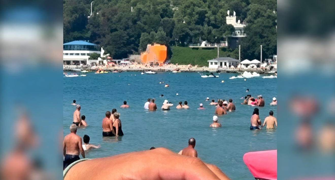 Equipos de emergencia trabajan en la playa tras la caída de un dron ucraniano derribado en Guelendzhik