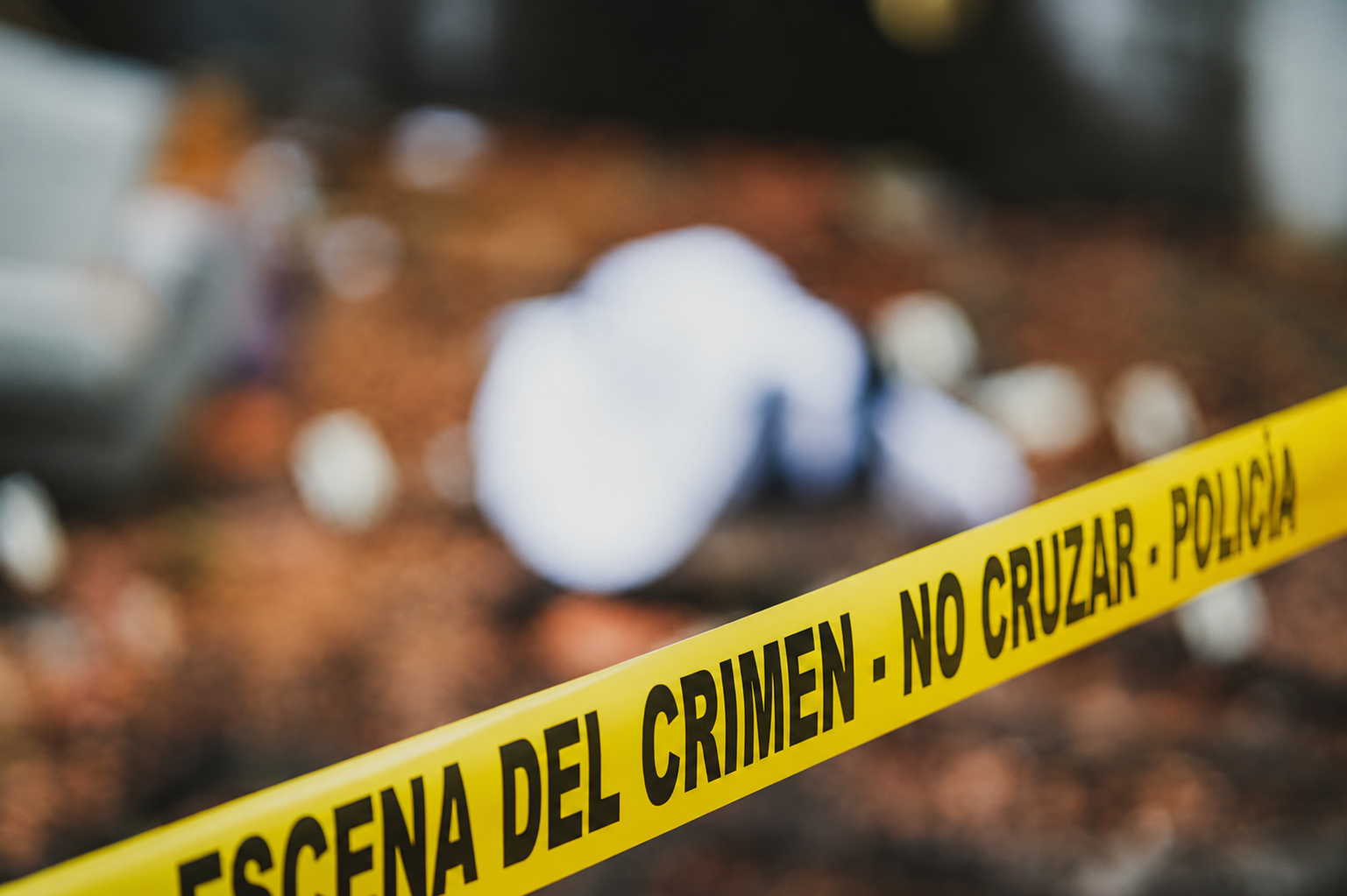 Zona donde asesinaron a una mujer en Piedras Blancas cercada por efectivos policiales