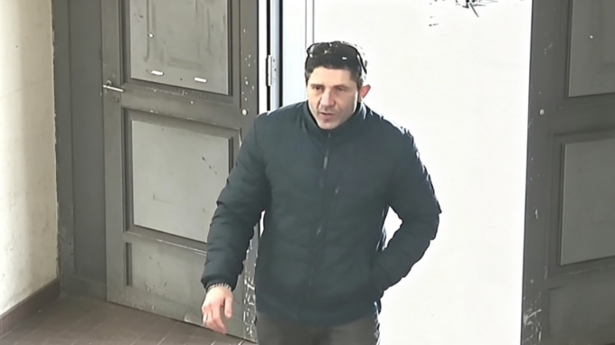 Robo al BROU en Pando: la imagen clave del primer delincuente que entró a cara descubierta 13 Monitores policiales durante el análisis de las cámaras de seguridad tras el robo al BROU en Pando
