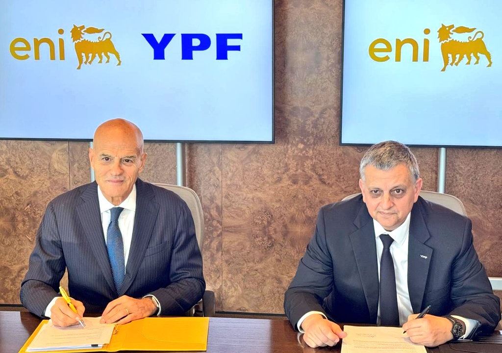 Horacio Marín de YPF y Claudio Descalzi de ENI tras la firma del acuerdo para exploración petrolera en Uruguay.