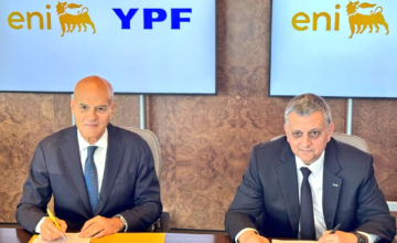 Horacio Marín de YPF y Claudio Descalzi de ENI tras la firma del acuerdo para exploración petrolera en Uruguay.
