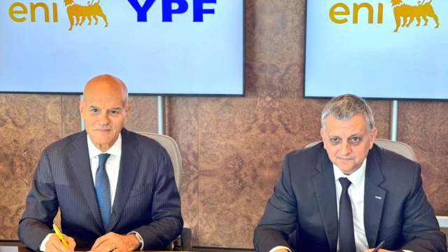 Horacio Marín de YPF y Claudio Descalzi de ENI tras la firma del acuerdo para exploración petrolera en Uruguay.