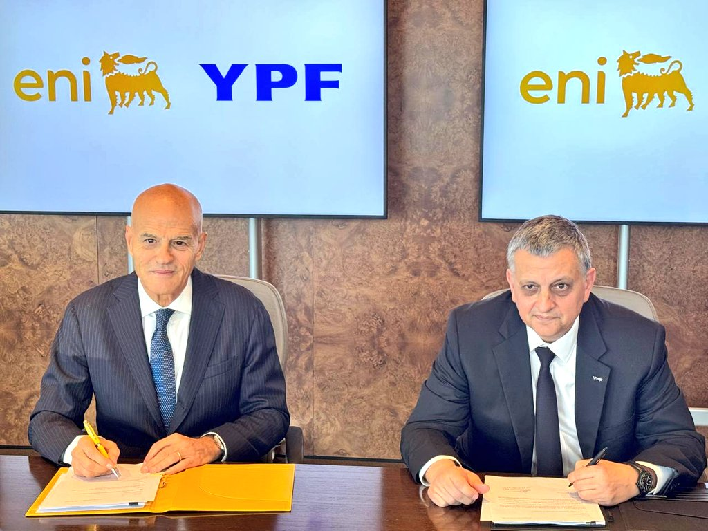 Horacio Marín de YPF y Claudio Descalzi de ENI tras la firma del acuerdo para exploración petrolera en Uruguay.