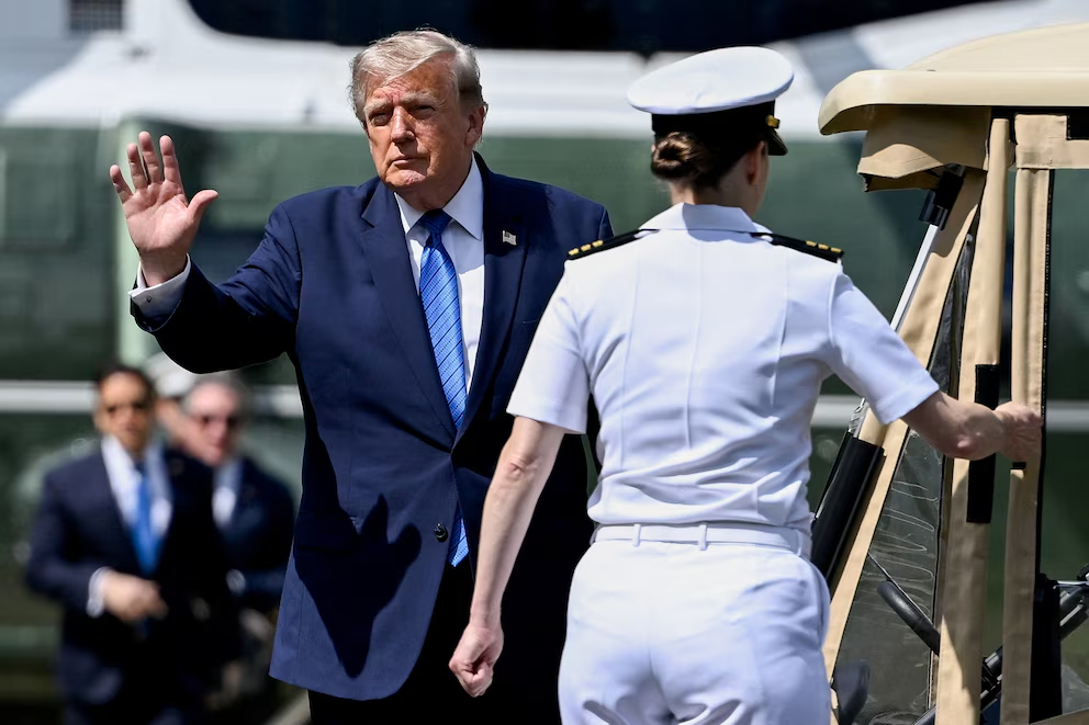El presidente Donald Trump gesticula al declarar que Donald Trump duda del avance con Irán