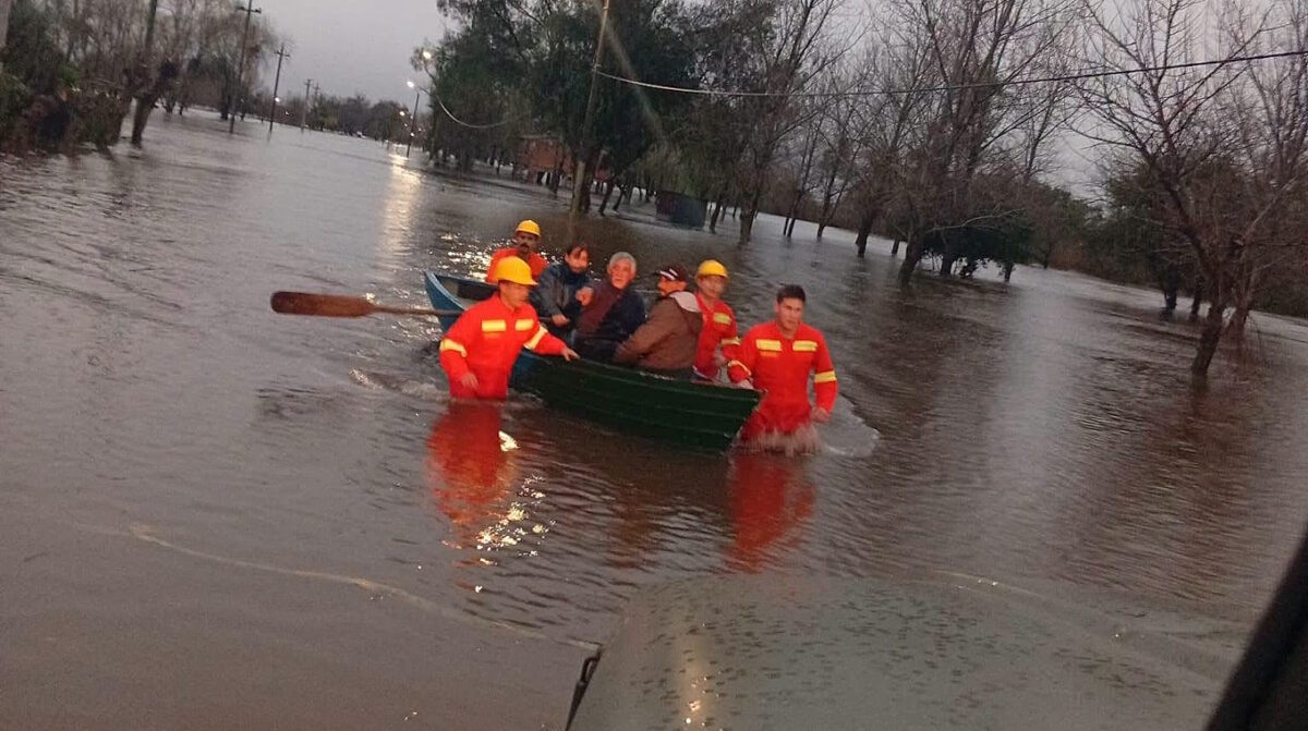 Calle inundada en la zona baja de la ciudad durante la inundación en Melo