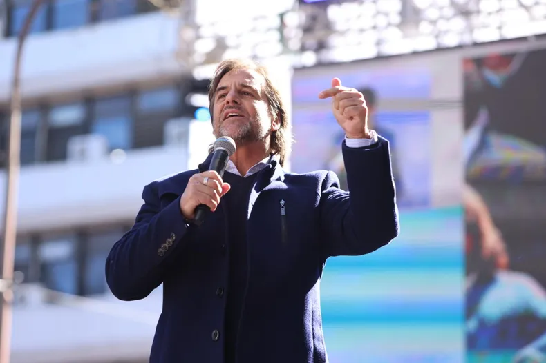 Luis Lacalle Pou reaparece en la Plaza Matriz durante la celebración de los 190 años del Partido Nacional.